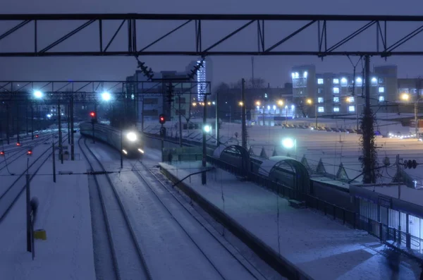 Vista Escena Del Ferrocarril Nevado Con Pistas Iluminadas Por Noche —  Fotos de Stock