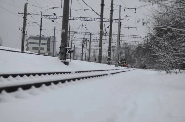 Uitzicht Besneeuwde Spoorweg Scene Met Sporen Bij Schemering — Stockfoto