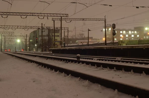 Άποψη Της Χιονισμένης Σιδηροδρομικής Σκηνής Τροχιές Φωτισμένες Νύχτα — Φωτογραφία Αρχείου
