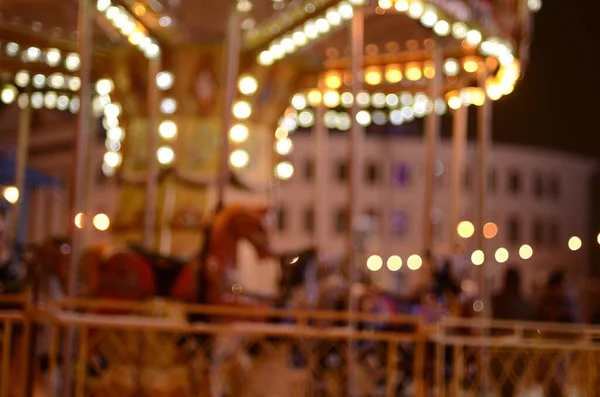 Plan Déconcentré Carrousel Illuminé Dans Rue — Photo