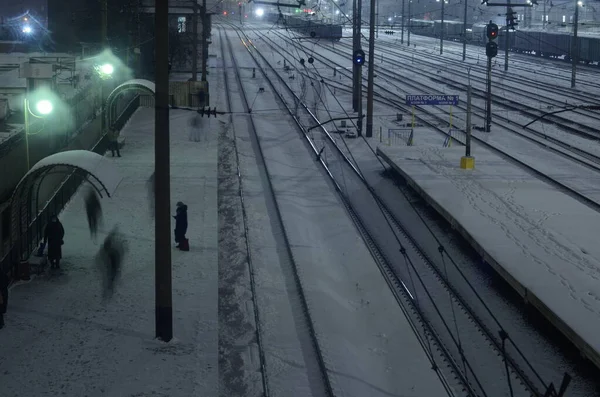 Άποψη Της Χιονισμένης Σιδηροδρομικής Σκηνής Τροχιές Φωτισμένες Νύχτα — Φωτογραφία Αρχείου
