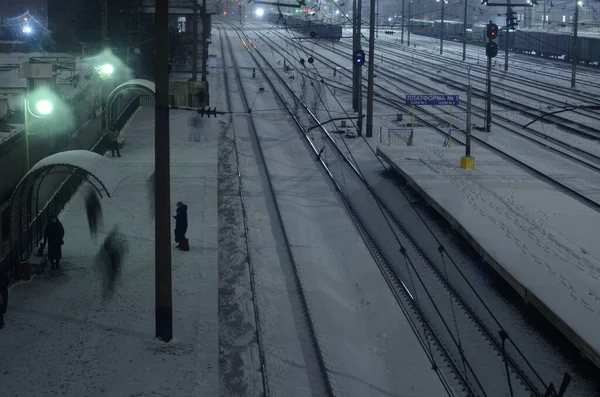 Vista Della Scena Ferroviaria Innevata Con Binari Illuminati Notte — Foto Stock