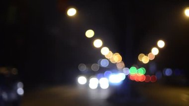 Gece hareket halindeki trafik ışıklarının odaklanmış görüntüleri