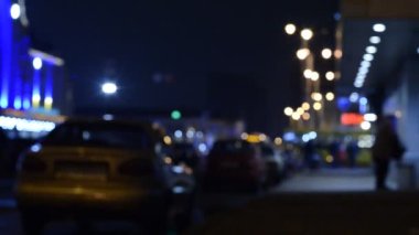 Yürüyen yayalarla caddedeki ışıkların odaklanmış akşam görüntüleri