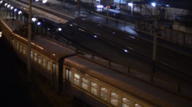 Hareket halindeki trenin odaklanmış gece görüntüleri