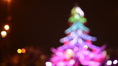 Yanmış köknar ağacının sokaktaki insanlarla çevrili görüntülerinin çözülmesi.