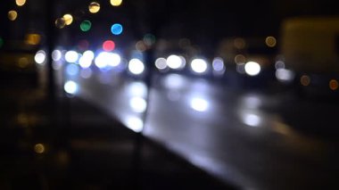 Gece hareket halindeki trafik ışıklarının odaklanmış görüntüleri