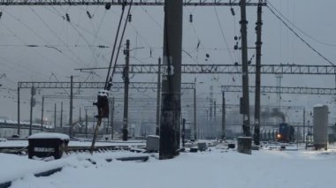 Tren, alacakaranlıkta karlı tren sahnesinde ilerliyor.