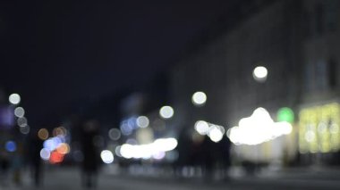 Sokakta yürüyen insanlarla festival ışıklarının akşam görüntüleri.