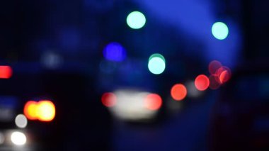 Gece hareket halindeki trafik ışıklarının odaklanmış görüntüleri