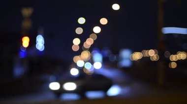 Gece hareket halindeki trafik ışıklarının odaklanmış görüntüleri