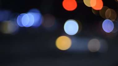 Gece hareket halindeki trafik ışıklarının odaklanmış görüntüleri