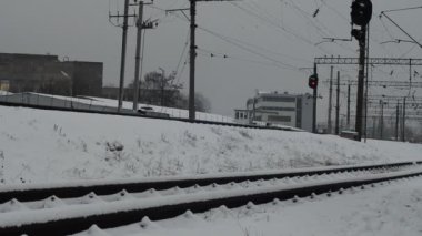 Tren, alacakaranlıkta karlı tren sahnesinde ilerliyor.