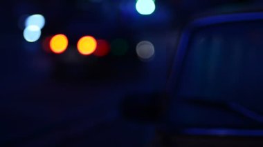 Gece hareket halindeki trafik ışıklarının odaklanmış görüntüleri