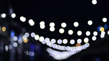 Bokeh ışıklarının odaklanmış gece görüntüleri 