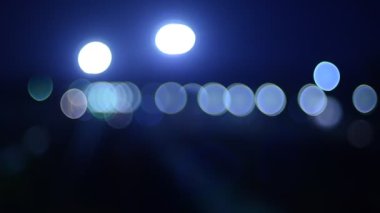 Bokeh ışıklarının odaklanmış gece görüntüleri 