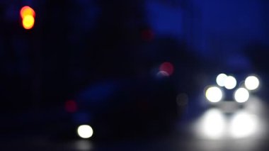 Gece hareket halindeki trafik ışıklarının odaklanmış görüntüleri