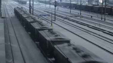 Tren, alacakaranlıkta karlı tren sahnesinde ilerliyor.