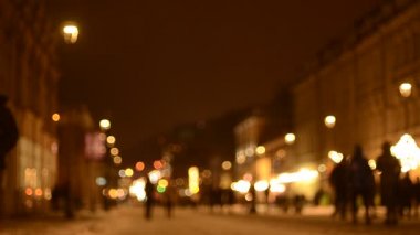 Sokakta yürüyen insanlarla festival ışıklarının akşam görüntüleri.