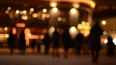 Sokakta yürüyen insanlarla festival ışıklarının akşam görüntüleri.