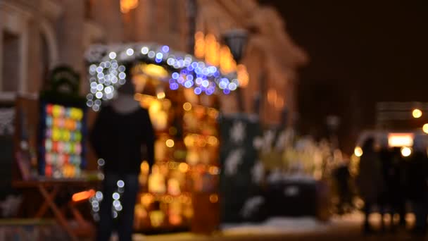 在街上与散步的人在一起的节日灯饰的夜景 — 图库视频影像
