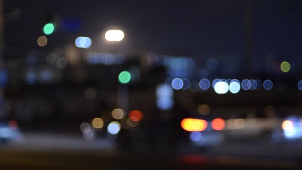 Rekaman Defocused Dari Lampu Lalu Lintas Bergerak Malam Hari — Stok Video