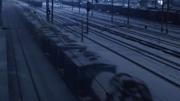 Tren Que Mueve Las Vías Escena Iluminada Del Ferrocarril Nevado — Vídeo de stock