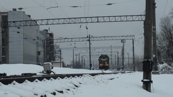 黄昏时分 火车在雪地的铁道上行驶 — 图库视频影像