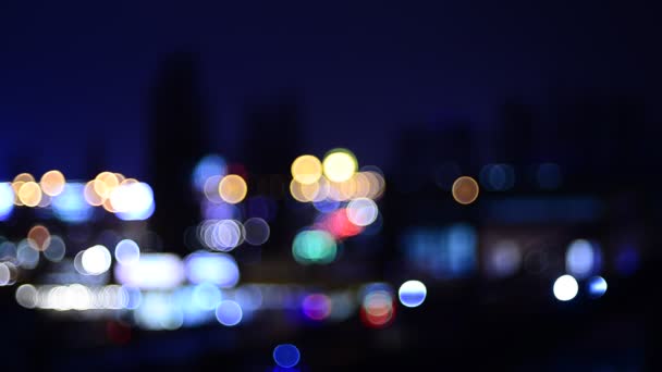 夜间移动交通灯的失焦镜头 — 图库视频影像