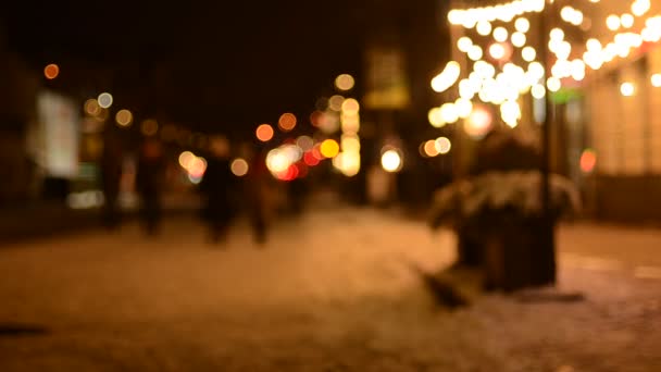 Avondbeelden Van Feestelijke Lichtjes Straat Met Wandelende Mensen — Stockvideo