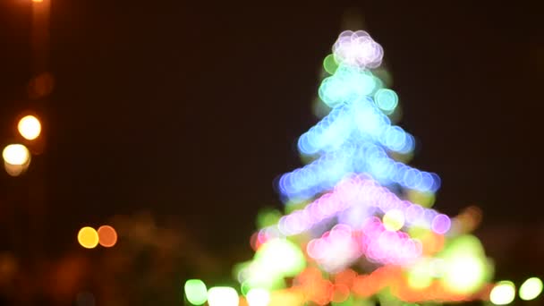 Imágenes Desenfocadas Del Abeto Iluminado Girando Con Gente Calle — Vídeos de Stock