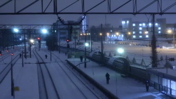 Menschen Laufen Bahnhof Während Zug Auf Gleisen Fährt — Stockvideo