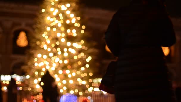 Onscherpe Beelden Van Verlichte Dennenboom Met Bewegende Mensen Kerstmarkt Kiev — Stockvideo