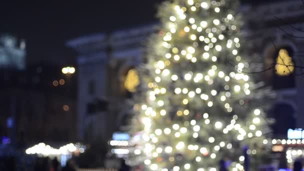 Defocused Πλάνα Των Ανθρώπων Από Φωτισμένο Χριστουγεννιάτικο Δέντρο Δίκαιη — Αρχείο Βίντεο