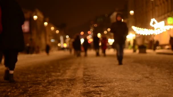 Avondbeelden Van Feestelijke Lichtjes Straat Met Wandelende Mensen — Stockvideo