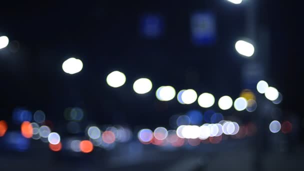 Gece Hareket Halindeki Trafik Işıklarının Odaklanmış Görüntüleri — Stok video