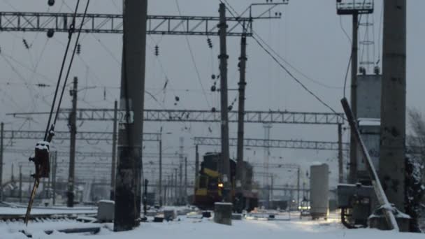 Pociąg Poruszający Się Torach Śnieżnej Scenie Kolejowej Zmierzchu — Wideo stockowe