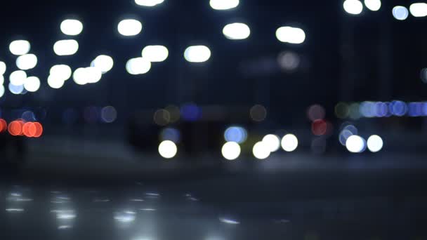 Gece Hareket Halindeki Trafik Işıklarının Odaklanmış Görüntüleri — Stok video