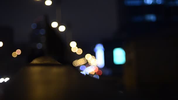 Onscherpe Beelden Van Bewegende Verkeerslichten Nachts — Stockvideo