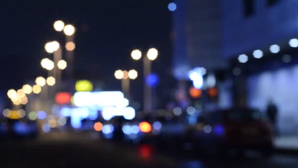 Gedeconcentreerde Avondbeelden Van Lichten Straat Met Wandelende Voetgangers — Stockvideo