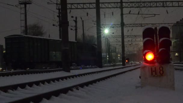 Train Déplaçant Sur Les Voies Dans Scène Ferroviaire Enneigée Éclairée — Video