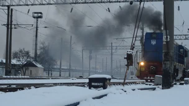 Train Déplaçant Sur Les Voies Dans Scène Ferroviaire Enneigée Crépuscule — Video