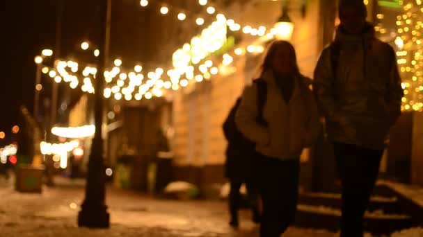 Riprese Serali Luci Festive Strada Con Persone Che Camminano — Video Stock