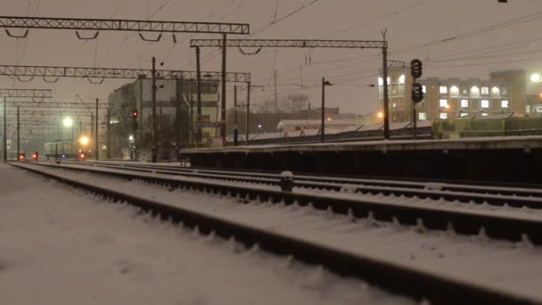 Zug Fährt Nachts Auf Gleisen Beleuchteter Verschneiter Bahnlandschaft — Stockvideo