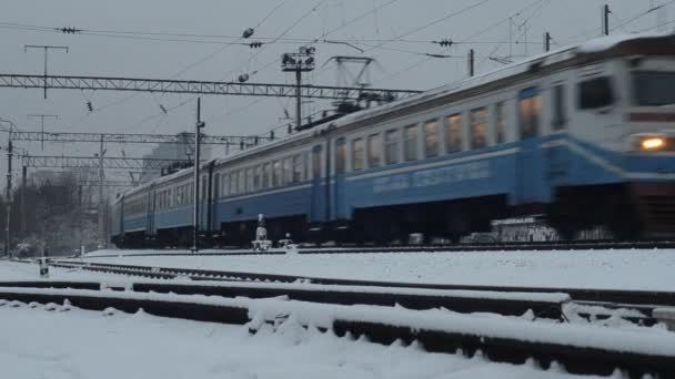 Tren Que Mueve Las Vías Escena Del Ferrocarril Nevado Atardecer — Vídeo de stock