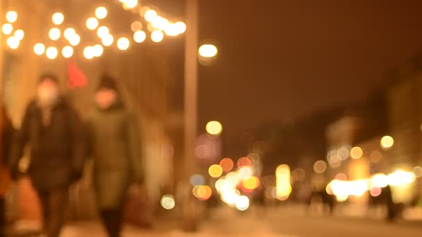 在街上与散步的人在一起的节日灯饰的夜景 — 图库视频影像