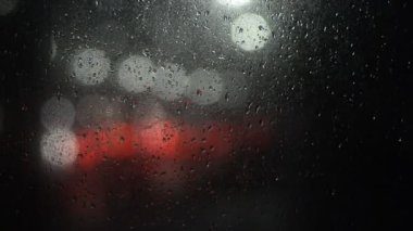 Hareket halindeki trafik ışıklarının odaklanmış görüntüleri