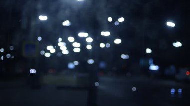 Hareket halindeki trafik ışıklarının odaklanmış görüntüleri