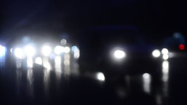 Hareket halindeki trafik ışıklarının odaklanmış görüntüleri