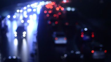 Hareket halindeki trafik ışıklarının odaklanmış görüntüleri